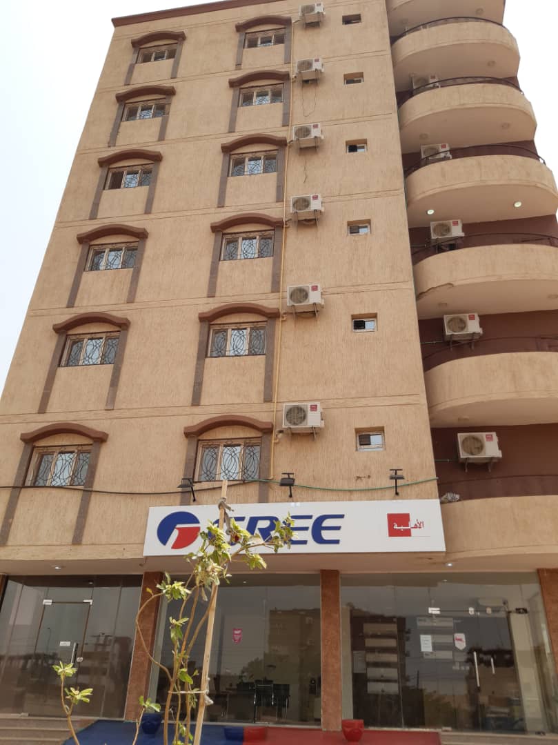 للبيع بكافوري برج 7طوابق... سنقل أربعة شوارع