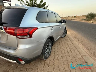 للبيع عربية اوتلاندر 2017